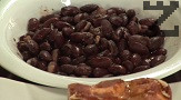 Поставяме боба и ориза в гореща вода, варим до готовност.