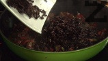 След като бекона се запържи, добавяме и боядисания сварен ориз. Прехвърляме и черния боб, размесваме. Пържим за кратко и отстраняваме от огъня.