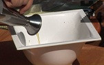 Приготвяме маринатата. Режем магданоза на по-едро, прехвърляме в купа, прибавяме копър, босилек и червен пипер. Наливаме зехтин, посоляваме. Разбъркваме, поливаме с лимонов сок.