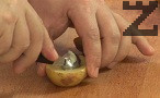 Издълбаваме изпечените и леко охладени картофи.