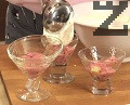 На дъното на десертни купички слагаме по 1 бишкота, разчупена на парченца. Отгоре заливаме с пюрираните нектарини, покриваме с крем. Декорираме с резени нектарини и листенца маточина.