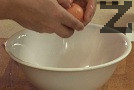 В купа разбиваме яйцата, смесваме ги с киселото мляко.