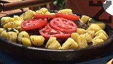 Върху месото разпределяме нарязания печен патладжан, маслиновото песто и кръгчетата домати.