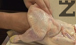 Размесваме добре съставките, с тях пълним коремната кухина на пилето.