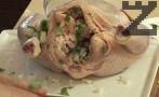 На дъното на глинен съд наливаме 2-3 с.л. олио, поставяме пилето.