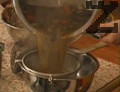 Кокълът се отстранява, бульонът се прецежда.