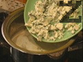Сиренето се намачква с вилица и се добавя в тенджерата с млякото. Сосът се вари и се разбърква, докато се получи гъст крем.