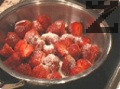 В ½ чаша гореща вода се разтваря желатина и се оставя да се охлади. В купа се сипват ягодите, киселото мляко, сметаната и ликьора. Разбива се с миксер и се смесва с желатина и лимоновия сок. Разбърква се още веднъж.