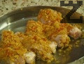 Разбиват се яйцата заедно с 1 с.л. вода. Отделно се начупва корнфлейкса. Кълките се овалват в яйцето, след това в начупения корнфлейкс и се подреждат в намаслена тава. Картофите се овкусяват с копър, магданоз, риган, сол и пипер. Подреждат се около подготвените кълки. Ястието се пече 40 мин. при 1