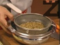 Лещата се почиства, измива и се залива с 4 чаши студена вода.
