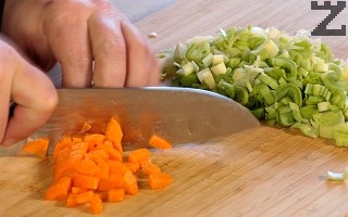 Празът и морковите се нарязват на дребно. 