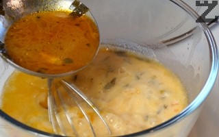 В купата с яйце и мляко се наливат постепенно 3-4 черпака от бульона на супата, като се бърка непрекъснато. 