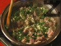 Месото се нарязва на дребни кубчета и се осолява. Запържва се в олиото за 2-3 мин., прибавя се нарязан на дребно лук, сол и джоджен. Сместа се задушава под капак до изпаряване на течността.