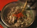 Подправя се с червен пипер и нарязан магданоз.