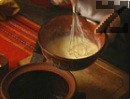 Яйцата се разбиват и се размесват с киселото мляко. Заливката се полива върху опечените сарми и ястието се запича 10-15 мин. или докато се образува златиста коричка.