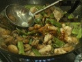 Нарязват се пилешките гърди на кубчета. Продуктите за маринатата се разбъркват и се оставя месото да отлежи за 30 мин. В малка купичка се смесват продуктите за заливане. Оставя се настрана.