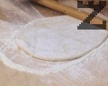 Всяко парче се разточва на голяма и тънка кора, след което се поръсва с предварително сварените и леко подсладени ориз и булгур. Напръскват се с малко олио, навиват се и се слагат в намазнена тава.