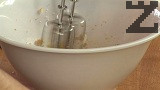 Смачкваме продуктите с вилица, след което разбиваме сместа с миксер. Едно след друго и при непрекъснато бъркане добавяме яйцата.