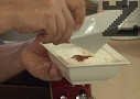 Пресяваме едновременно брашното, бакпулвера и канелата, прехвърляме ги към яйчената смес. Добавяме и киселото мляко, както и ваниловата есенция.