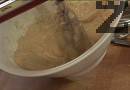 Отново разбъркваме, в самия край слагаме натрошените филирани бадеми.