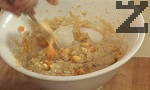 Нарязваме на по-дребни кубчета обелените праскови, поставяме ги в купата, разбъркваме за кратко.