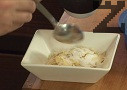 Покриваме с останалите филирани бадеми, които предварително сме поръсили с кристална захар.