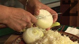 Изчистваме сухите чушки и ги накисваме в гореща вода, докато омекнат. Нарязваме лука на много ситно, поръсваме със сол. Намачкваме добре лука, прехвърляме накълцаното месо и ориза.