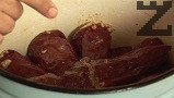 Редим чушките в тенджера, поръсваме със сол и лимонтузу.