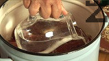 Поливаме с олио, доливаме вода, колкото чушките да се покрият напълно.