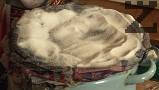 Завиваме с 4 пласта мокри вестници, като подвиваме краищата им. Поръсваме обилно със сол, печем в пещ 2,50 часа. Ако печем във фурна, редим чушките в глинен гювеч. Поставяме в студена фурна и печем в продължение на 180 градуса в продължение на 2 часа.