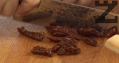 Приготвяме плънката. В купа слагаме настъргания кашкавал и натрошеното сирене. Прибавяме и нарязаните парченца мариновани домати.