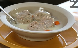 Cuando espece, colar el caldo de las albóndigas. Cuando la salsa vuelve a hervir añadir el jugo de limón y las albóndigas cocidas. Dejar cocinar por unos cinco minutos y servir.