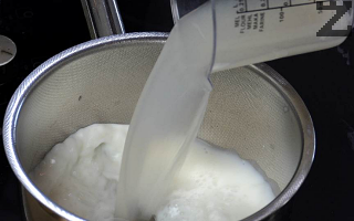 Para hacer la salsa, derretir en una cacerola la manteca y espolvorear con harina. 