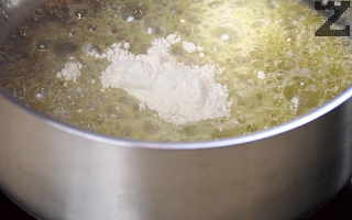 Las albóndigas cocidas se sacan de la cazuela. 