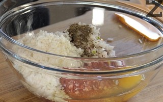 En un bol poner carne molida, cebolla cortada, sal, pimienta negra, arroz escurrido, perejil y el huevo. Mezclar bien. 