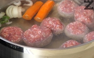 Formar albóndigas de tamaño de una bola de tenis. 