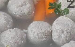 En una cazuela hervir medio litro de agua. Añadir 250 ml de caldo de ternera, el apio y las albóndigas. Dejar cocer por unos 20 minutos a fugo lento.