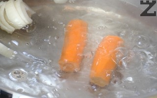 Lavar bien el arroz. Ponerlo en dos tazas de agua hirviendo por unos 10 minutos. Escurrir y enfriar con agua fría. 