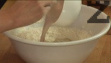 Прехвърляме шупналата мая, размесваме само в една посока с помощта на дървена лъжица.