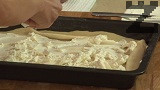 Отгоре намазваме крема сиренето.