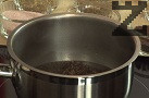 В тенджера наливаме 2 ч.ч. вода. След като течността се сгорещи, слагаме чая.