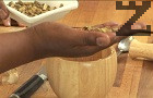 Слагаме и карамфила, както и леко начуканата пръчица канела.