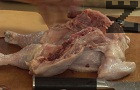 Разрязваме пилето, но не напълно /оформяме тип пеперуда/. Осоляваме обилно и от двете страни, оставяме го да престои за 15-20 мин. в намаслена тава.