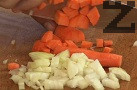 Нарязваме лука и морковите на парченца с еднаква големина. Размесваме, разпределяме върху пилето.
