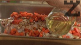 Отгоре поливаме със соев сос, а отстрани - с бяло вино.