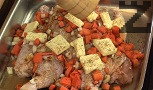 Нарязваме на парченца маслото, поставяме го върху пилето. Поръсваме с черен пипер на вкус. Поставяме в предварително загрята фурна. Печем на 180 градуса за 60-90 мин., като на всеки 20 мин. поливаме пилето с получилия се сос.