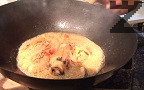 Поставяме нарязания на тънки полумесеци лук, пържим за няколко секунди. Слагаме мидите и скаридите. Намаляваме силата на огъня, пържим при непрекъснато бъркане за 1 мин. Наливаме бялото вино, изчакваме течността да се редуцира. Поръсваме със сол и черен пипер на вкус, пържим за 1-2 мин. или докато в