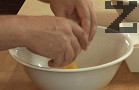 В купа счукваме яйцата, разбиваме ги около 1 мин. на средната степен на миксера, заедно със захарта.
