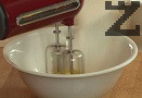 Прибавяме киселото и прясно мляко. Разбъркваме за кратко, ароматизираме с ванилия.