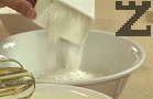 В отделна купа размесваме сухите съставки.